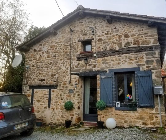 5 MN NANTIAT MAISON EN PIERRE AVEC JARDIN