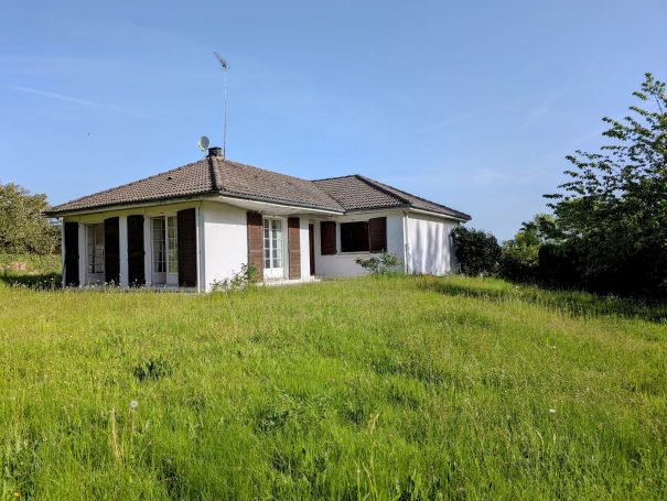 NANTIAT MAISON SUR SOUS SOL SUR 2300 M² TERRAIN